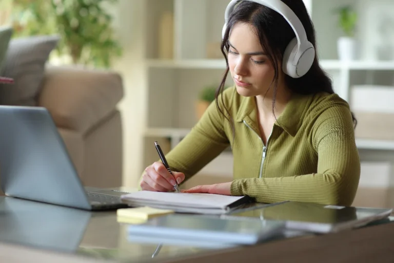Profissional estudando para impulsionar a progressão de carreira.
