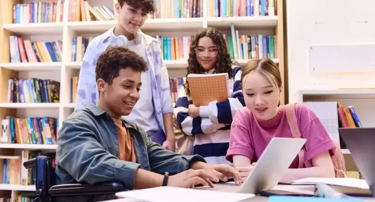 Aluno autista no ensino médio com atividades do fundamental: isso pode?